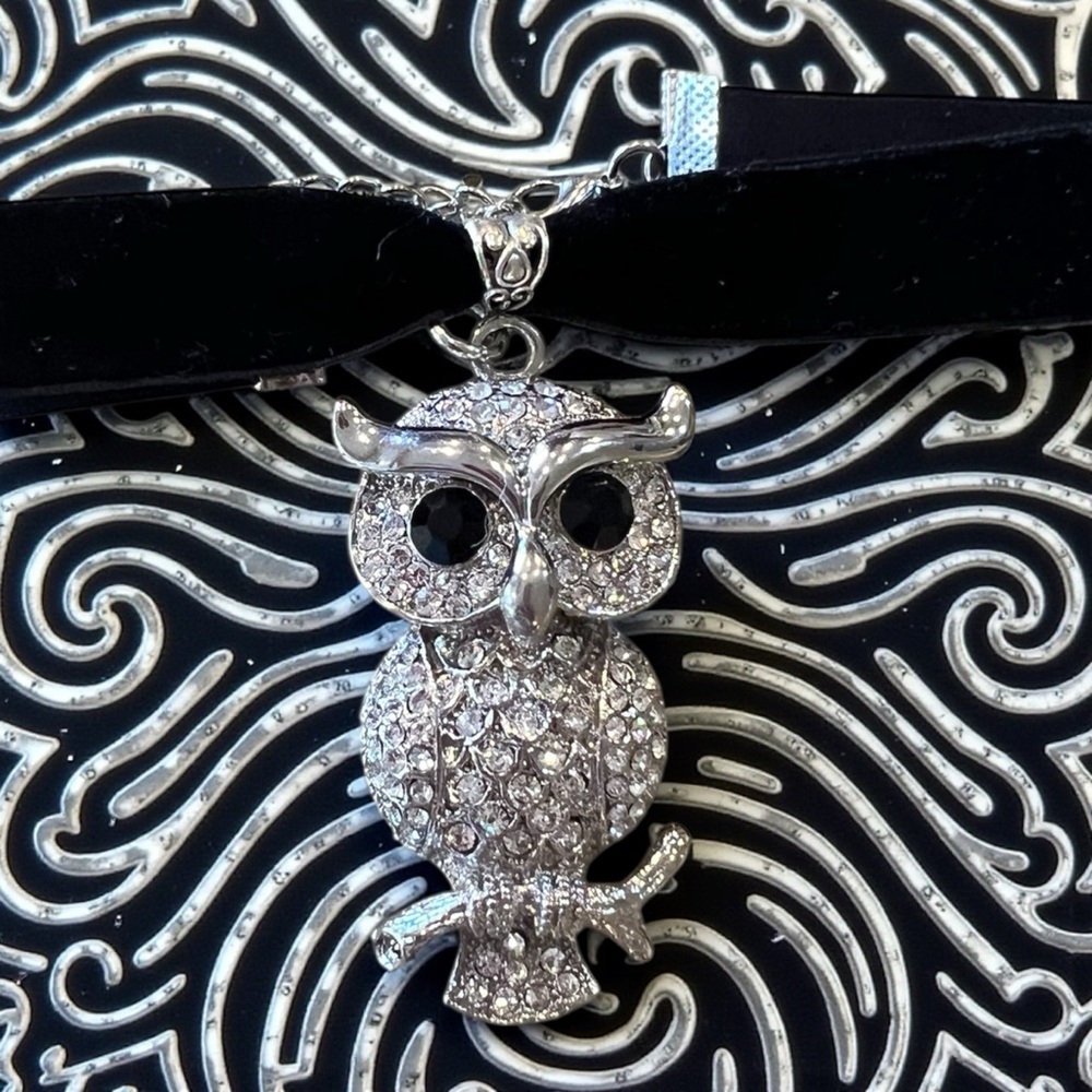 Vintage 80’s Rhinestone Owl Pendant Necklace Velvet Choker - Picture 7 of 17